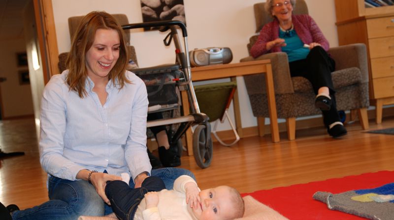 Lille Eve og mor Tonje koser seg på babysang sammen med Ellen Kristine Haukås på Bjørgene.