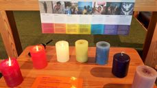 Lysene har farger fra regnbuen og markerer ukene fram mot påske.