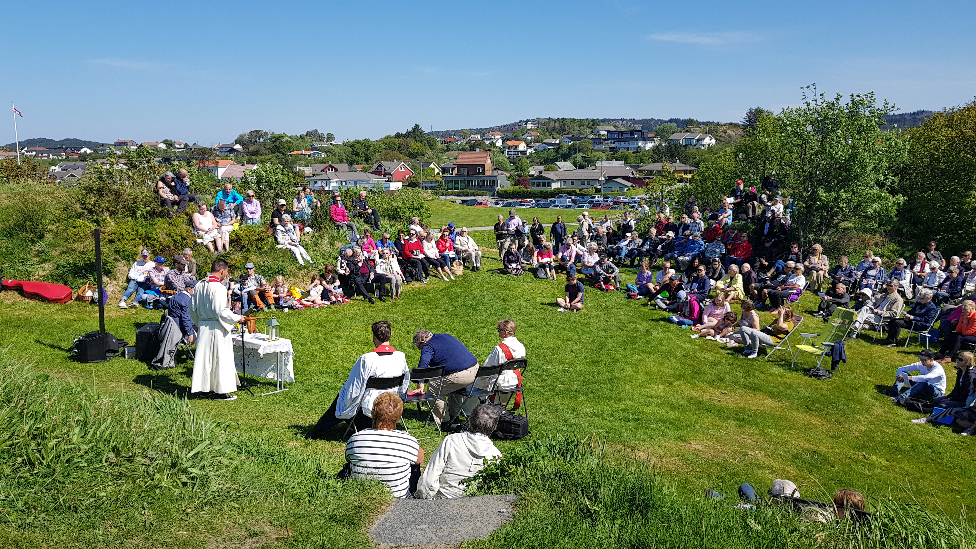 Mange var samlet foran steinkorset ved Haraldshaugen.