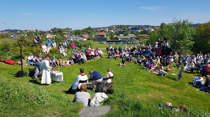 Mange var samlet foran steinkorset ved Haraldshaugen.