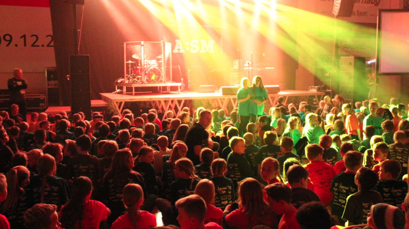 Sang og show er en viktig del av festivalen.