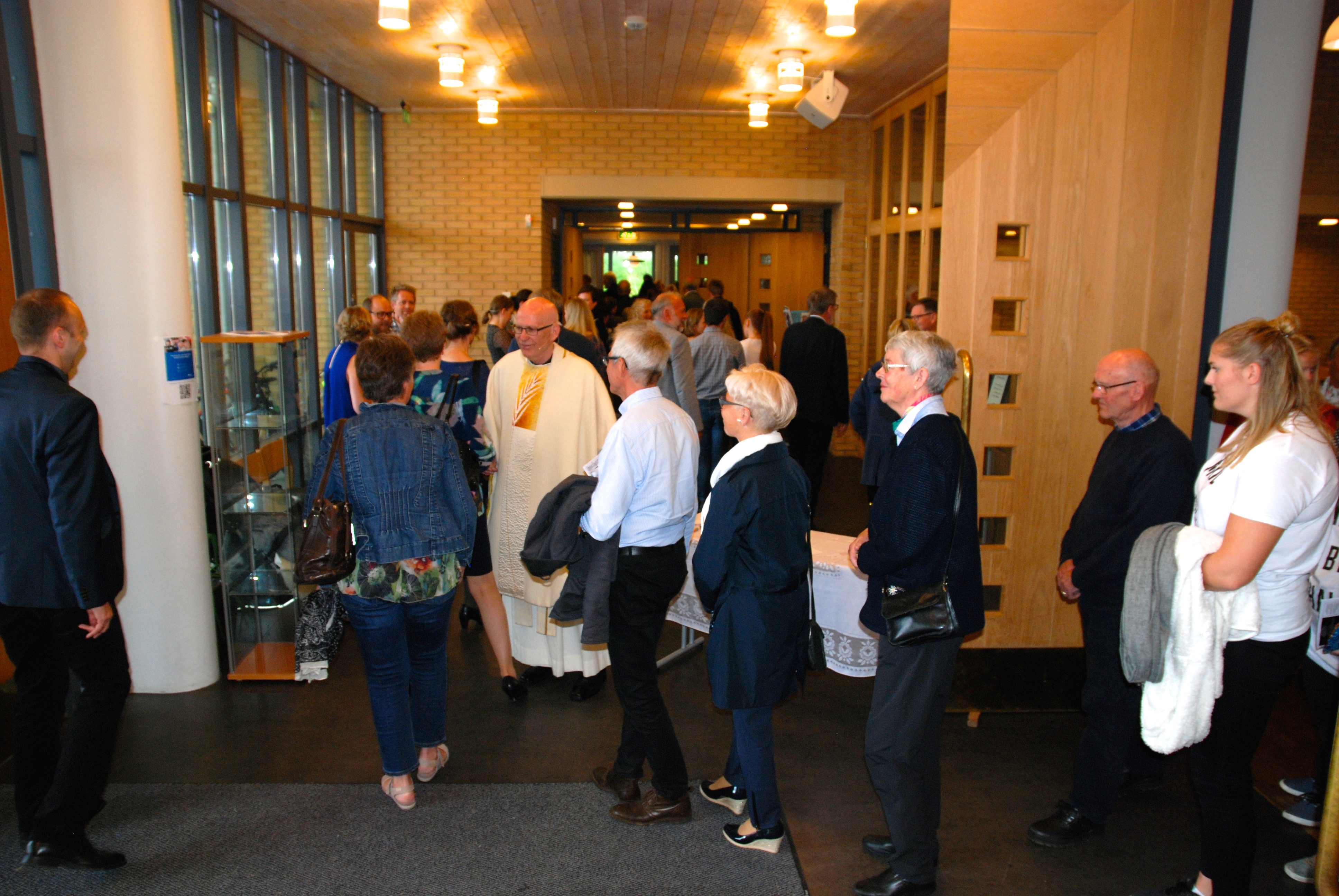 Mange håndfaste takk og gode ord til soknepresten etter gudstjenesten, mens kantor Leiv Rossehaug lot et fantastisk flott postludium sette punktum for Arnolds 28 års tjeneste i Skåre.