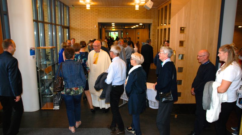 Mange håndfaste takk og gode ord til soknepresten etter gudstjenesten, mens kantor Leiv Rossehaug lot et fantastisk flott postludium sette punktum for Arnolds 28 års tjeneste i Skåre.