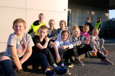 Fornøyde barn på festival tok seg en liten pause ute i vintersola, før neste show startet. 