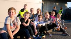 Fornøyde barn på festival tok seg en liten pause ute i vintersola, før neste show startet.