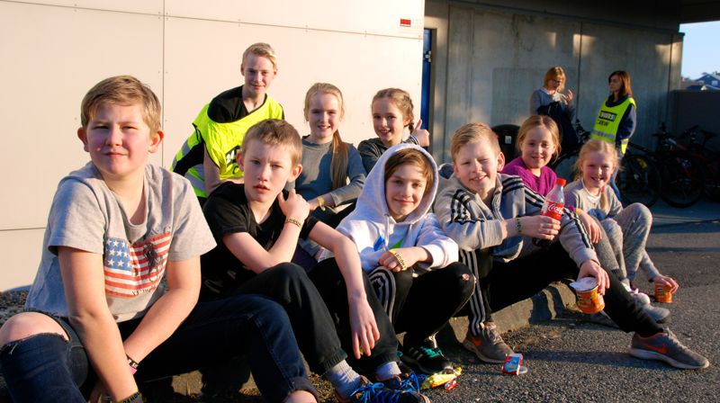 Fornøyde barn på festival tok seg en liten pause ute i vintersola, før neste show startet.