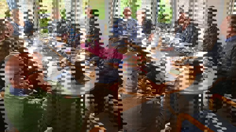 Staben i Skåre rundt bordet i "styrerommet" i Udland kirke. Prosten helt til høyre, Vistnes nr. 2 f.h. Foto: Tom Landås