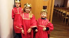 Kristian, Sarah Mathea og Isak fikk det ærefulle oppdraget å være vise menn.