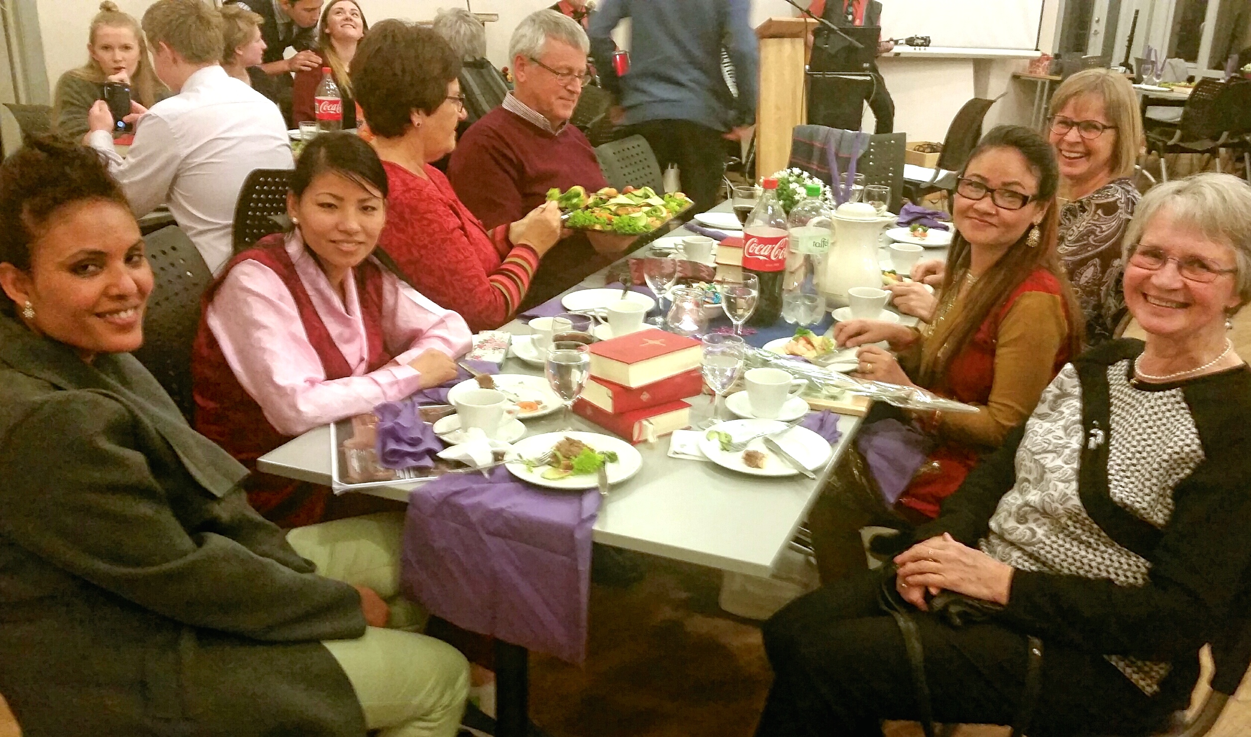 Vinnerne av årets veteranpris ble Anne Therese (t.h.) og Asbjørn Næss. Prisen fikk de også for sitt sterke integreringsengasjement, og Anne Therese hadde med seg gode venner av menigheten fra både Nepal og Eritrea. 