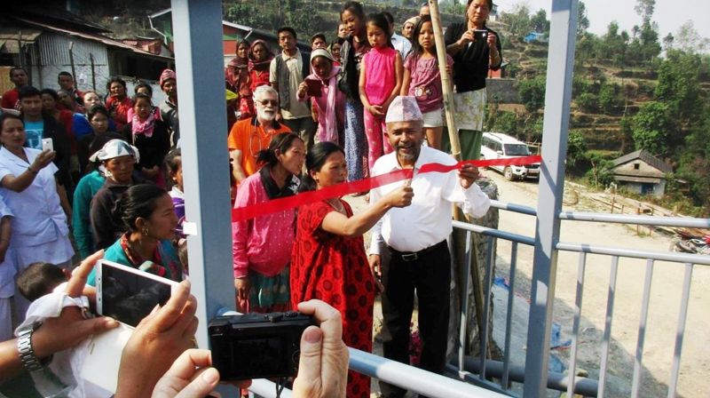 En av de mange gravide nær termin som bor på Mødreventehjemmet fikk æren av å klippe den røde snora, her med god hjelp av sykehusdirektør Tuk.