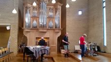 Orgelkonsulent Njål Steinsland har satt seg på orgelkrakken, mens orgelbygger Hendrik Ahrend og pipemaker Haidy Ronke jobber med å gi instrumentet den rette klangen.