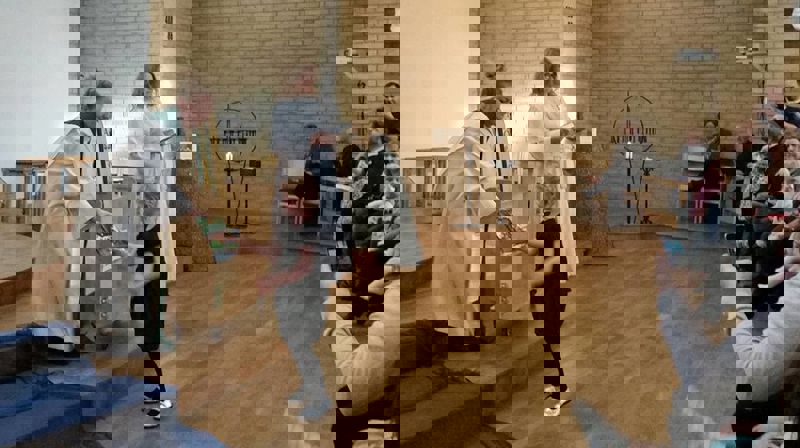 Her er det tidligere kapellan Silje Barkved Fossan som deler ut boka, søndag er det sokneprest Arnold Skaatan som leder gudstjenesten.