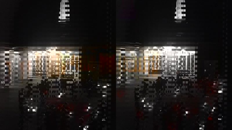 Stemningsfull feiring av det nye kirkeåret, med stjernskudd og bål.