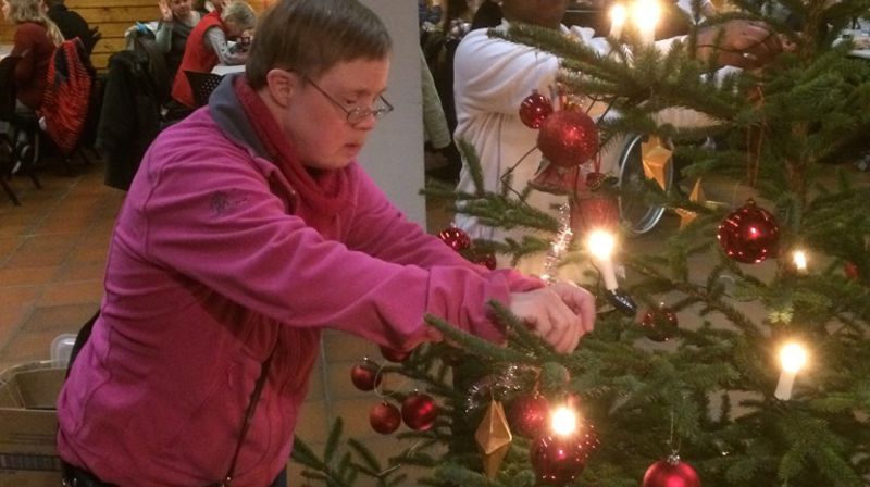 Solveig Elise Sætre sørger for julestemningen på Klubb 83.