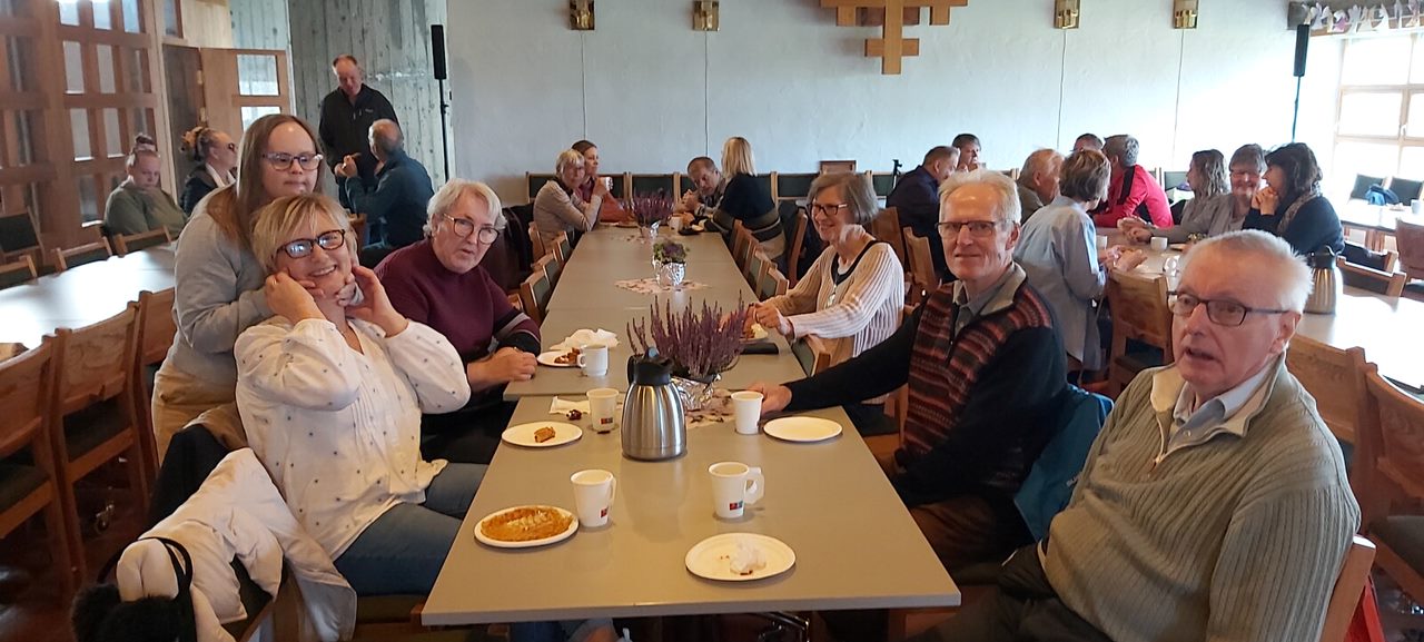 Integreringskonsulent i bispedømmet, Sølvi Dahle, er fast deltaker på kaféen. Her sammen med Lise, Frode, Marius og Lisbeth.