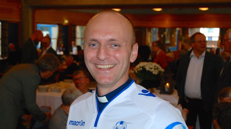 Fra Vår Frelsers menighet var velkomstgaven en FKH-trøye med PROSTEN skrevet på ryggen. Biskopen hadde allerede signert skjorta.