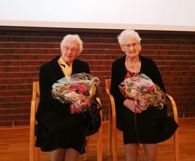 100-års jubilantene Dagny Haugvik Jensen og Sigrid Elisabeth Milford Larssen ble gjort ekstra stas på.