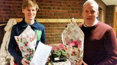 10. klassing Svale Volden Hjortland og diakon Jon Erik Strand drar både til institusjoner og hjem til folk for å dele ut julegleder.