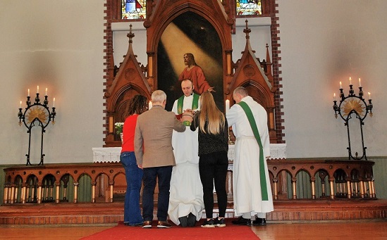 Tor Jakob Bjørndal ble bedt for av menighetsrådsleder, ungdomsledere, prost og diakon.