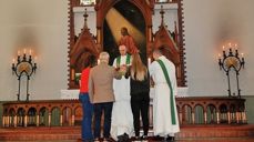 Tor Jakob Bjørndal ble bedt for av menighetsrådsleder, ungdomsledere, prost og diakon.