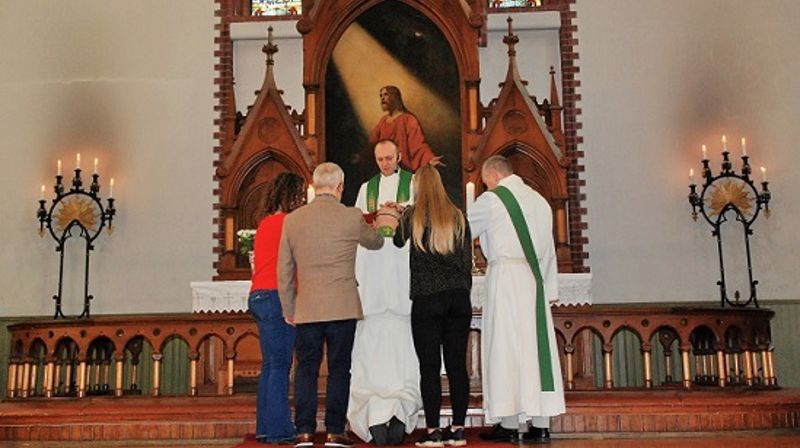 Tor Jakob Bjørndal ble bedt for av menighetsrådsleder, ungdomsledere, prost og diakon.