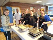 Fra venstre Thor Steinar Eggen, John G Lohne, Mai Sætre, Camilla Natvig, Rune Lie, Elisabeth Innbjo Eileraas, Marianne Johannessen. Flere frivillige på kjøkkenet i bakgrunnen.