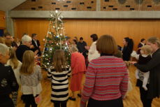 Det ble flere ringer rundt juletreet i Vår Frelsers menighetshus. Foto: Dagfinn Våge.