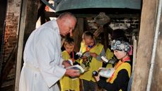 Midt under den største klokka i tårnet får agentene en utfordring av sokneprest Sigve Clementsen: Hvordan finne fram i tusenvis av bibelsider til ett, eneste lite gyllent vers? Agentene er på oppgaven.