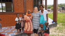 Amalie Storesund Olsen sammen med to av kollegaene på ECD-senteret, som er en slags barnehage. Til venstre: Samiya M. Mihigo og til høyre er Theopister Shoo.