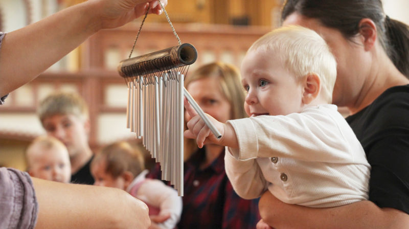Phillip Førland Ese prøver seg på chimes.       Foto: Eva Birkeland