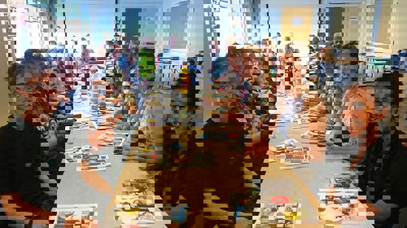 Ungdom og voksne som skal være hovedledere hadde møte med arbeidsgruppa i Ishallen. Barnas Råd var også representert ved leder Reidun Flaten Qvale.