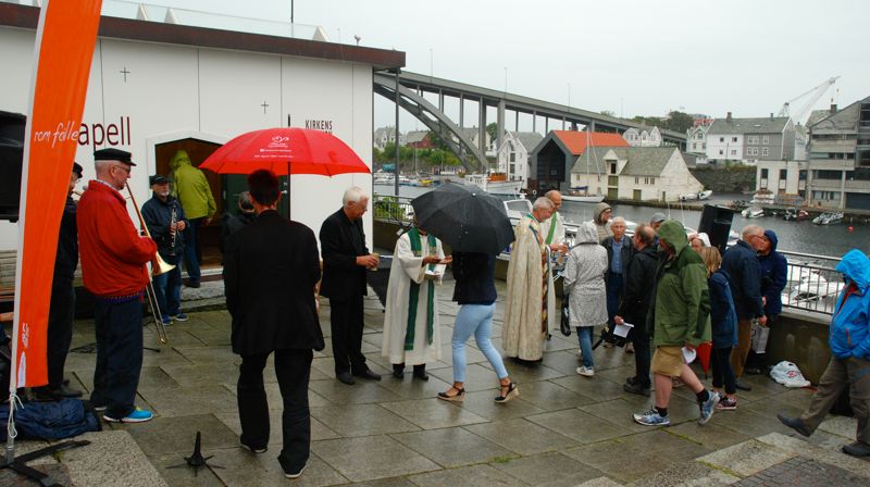 Varm gatemesse på en grå regnværslørdag