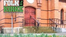 Utenfor Vår Frelsers kirke dukker lysegrønne knopper opp av molda.