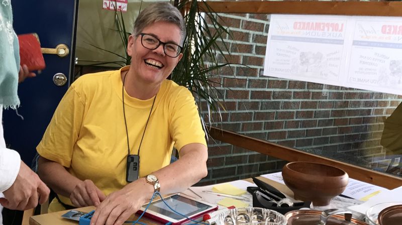 Her sitter Inger-Mette og tar imot