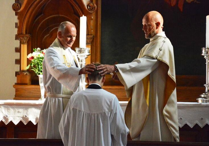 Sokneprest Sigve H. Clementsen og kapellan Torgeir Vea under konfirmasjon i Vår Frelsers kirke.