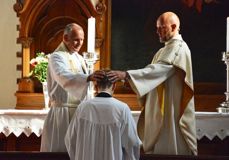 Sokneprest Sigve H. Clementsen og kapellan Torgeir Vea under konfirmasjon i Vår Frelsers kirke.