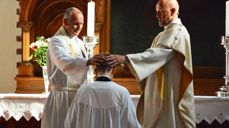 Sokneprest Sigve H. Clementsen og kapellan Torgeir Vea under konfirmasjon i Vår Frelsers kirke.