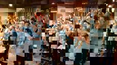 Lys Våken-dansen ble øvd på i Rossabø, som i mange av landets kirker lørdag kveld.