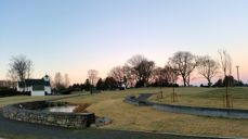 På Udland gravlund er det mulig å gravlegges uten et eget gravsted, men med en personlig minneplakett som blir satt på den lave steinmuren til høyre for det lille vannet. Mer beplantning og benker kommer også i minnelunden.