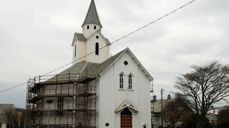 Mens stillasene likevel er oppe, benyttes anledningen til å få malt kirken.