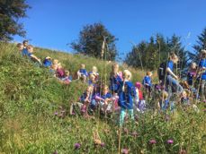 I Skåre drar seksåringene på en god vandring i naturen, sammen med ungdomsledere og voksne.