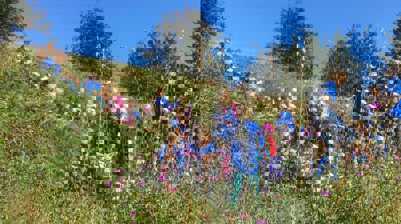 I Skåre drar seksåringene på en god vandring i naturen, sammen med ungdomsledere og voksne.