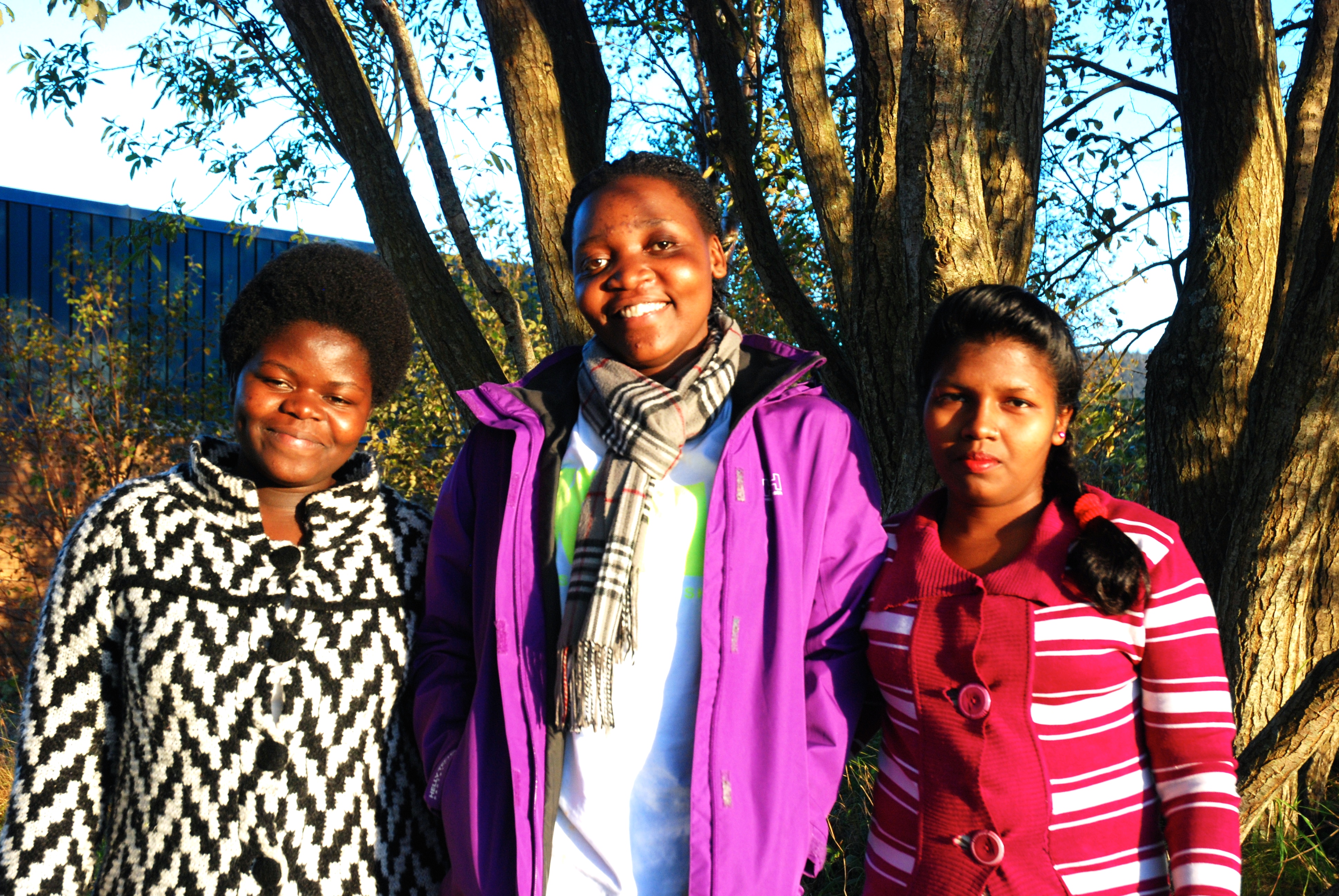Jentene er ennå overveldet over trehus, den første smaken av pizza og høstkulda. Men det som engasjerer de tre praksisstudentene mest, er langt viktigere saker.