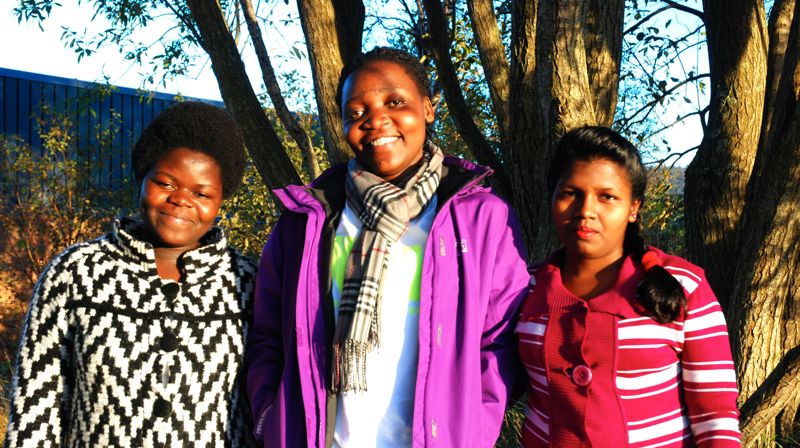 Jentene er ennå overveldet over trehus, den første smaken av pizza og høstkulda. Men det som engasjerer de tre praksisstudentene mest, er langt viktigere saker.