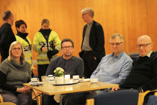 På Vår Frelsers menighetshus. F.v.: Synnøve Ekrene, Frode Pedersen, Kåre Ekrene og Rolf Fjell. I bakgrunnen står Rune S. Engedal og Helge S. Gaard sammen med to representanter fra politiet