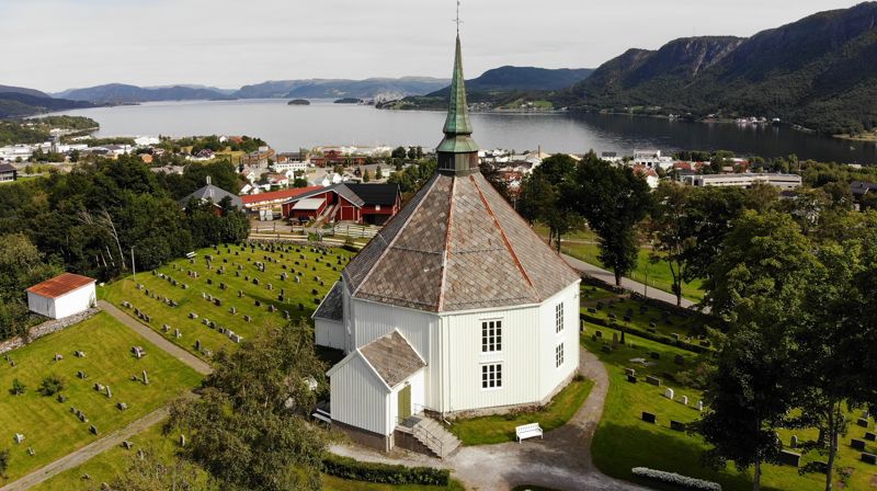 Dronefoto: Hemne kirke, Kyrksæterøra