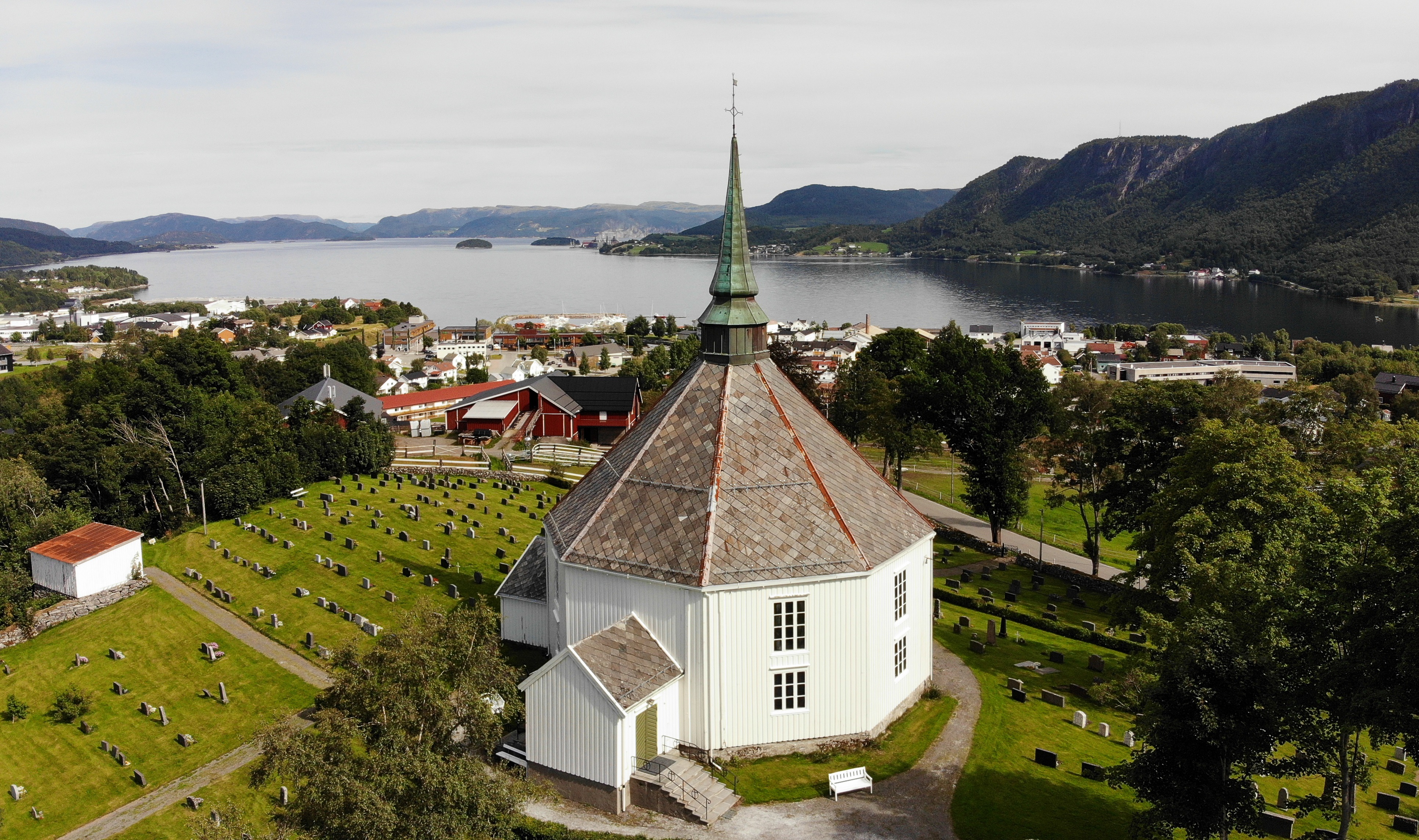 Hemne kirke med deler av Kyrksæterøra sentrum. 