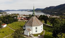 Hemne kirke med deler av Kyrksæterøra sentrum. 