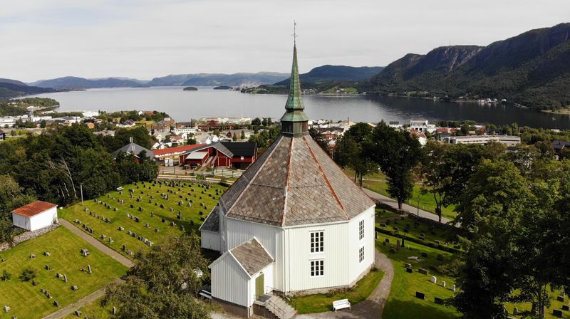 Hemne kirke med deler av Kyrksæterøra sentrum.