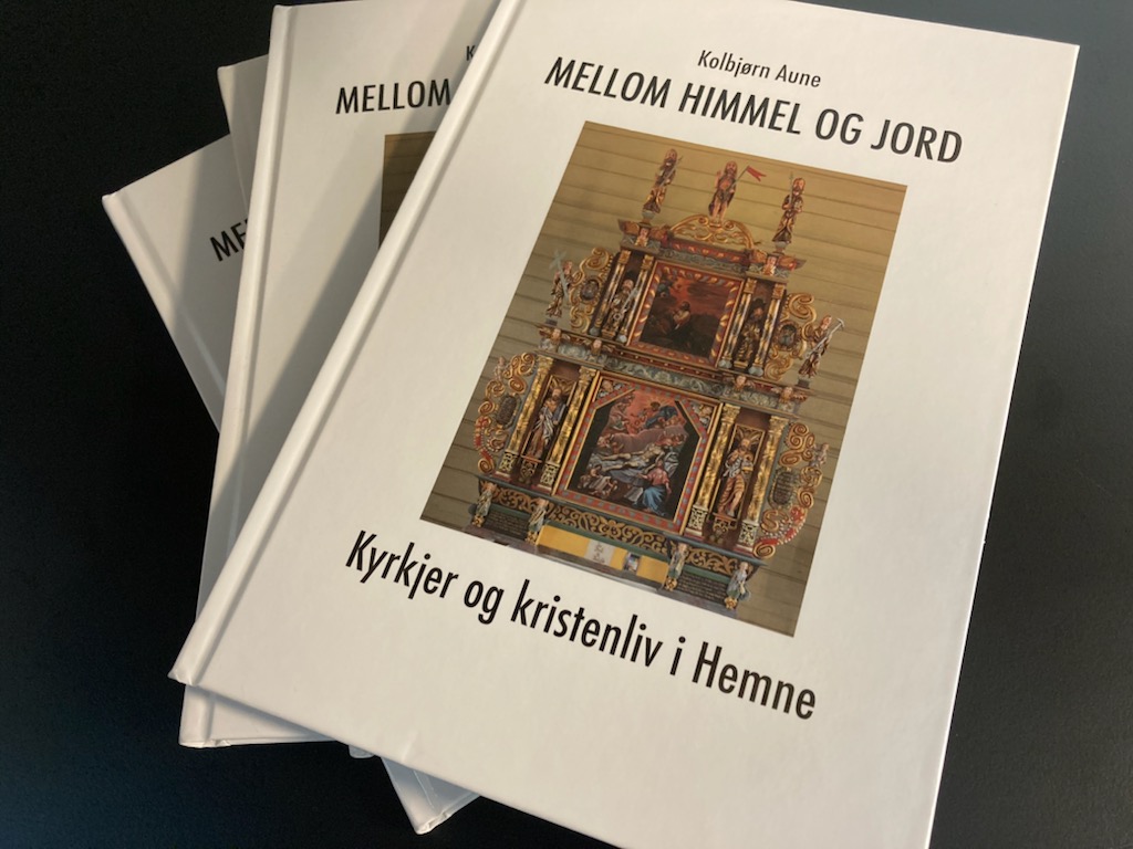 Boka kjøper du på Coop Kyrksæterøra, Hemne frivilligsentral, Wesselgården og Heim kirkekontor